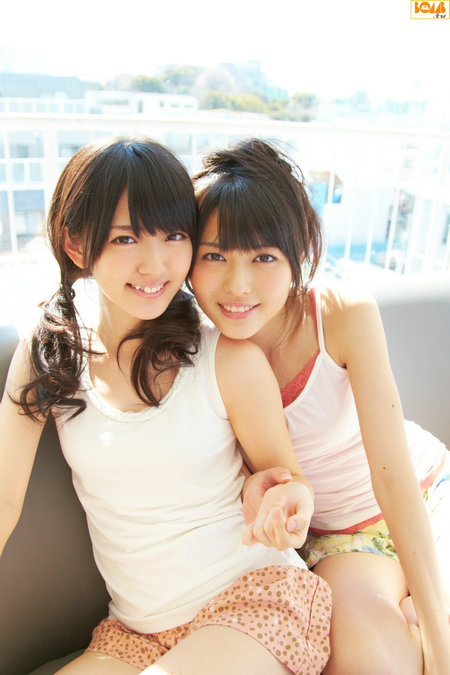 [BOMB.tv] 2013.05 GRAVURE Channel  Maimi Yajima 矢島舞美 × Airi Suzuki 鈴木愛理 [38P]